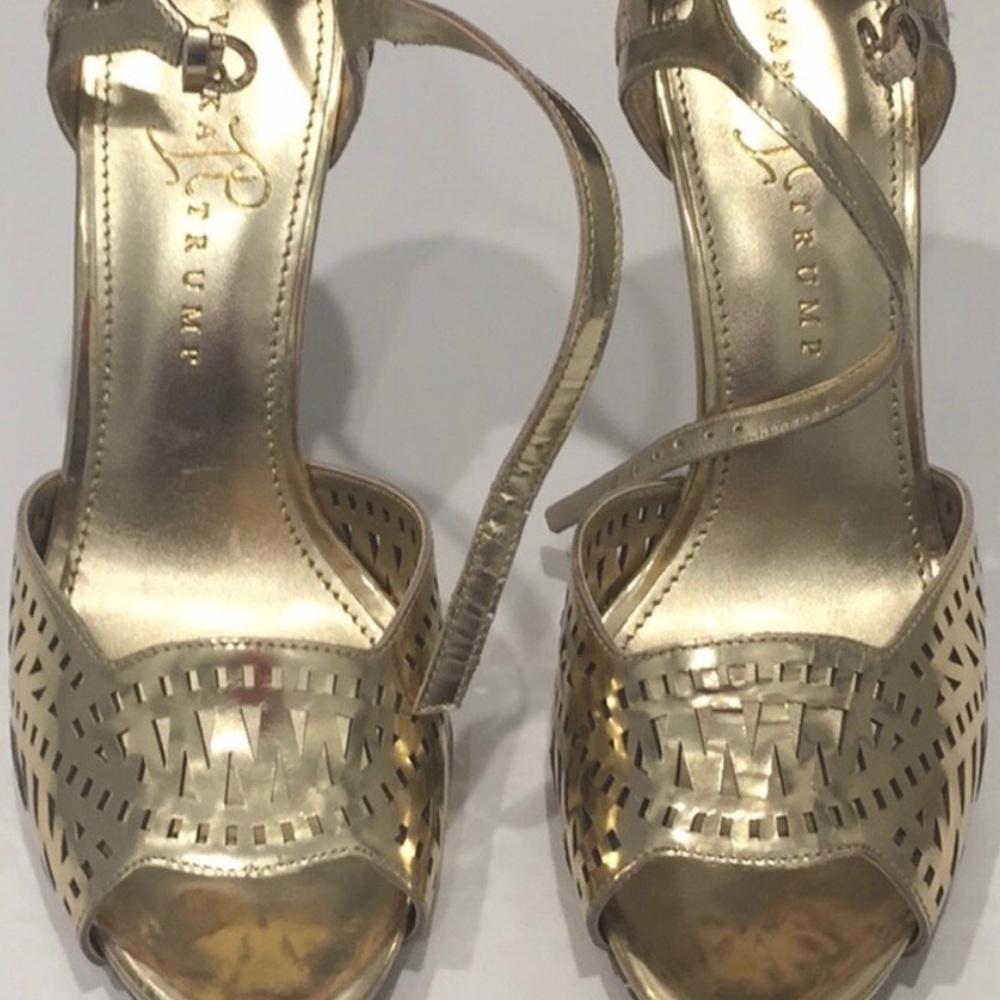 Gold stiletto pumps